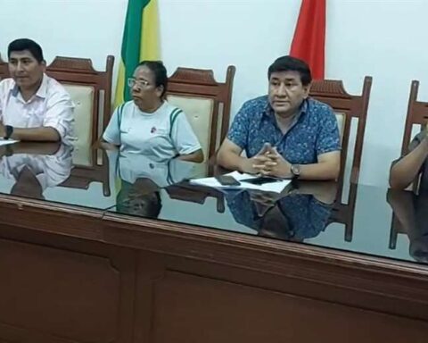 They withdraw the accusation against Minero's teacher and return her to her school;  she asks not to touch the subject anymore