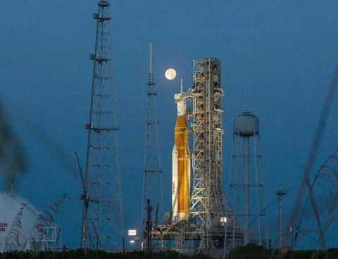 Thousands of tourists travel to Florida to see the launch of the Artemis I mission