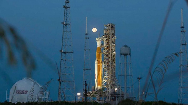 Thousands of tourists travel to Florida to see the launch of the Artemis I mission