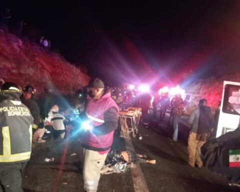 Accidente de tránisto en México en el que perdieron la vida varios migrantes latinoamericanos, entre ellos cubanos. Foto: Televisa / Twitter.