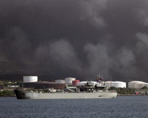 Two ships from Mexico arrive in Cuba to extinguish the industrial fire