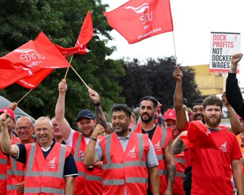 UK workers strike;  They ask for better salaries due to inflation