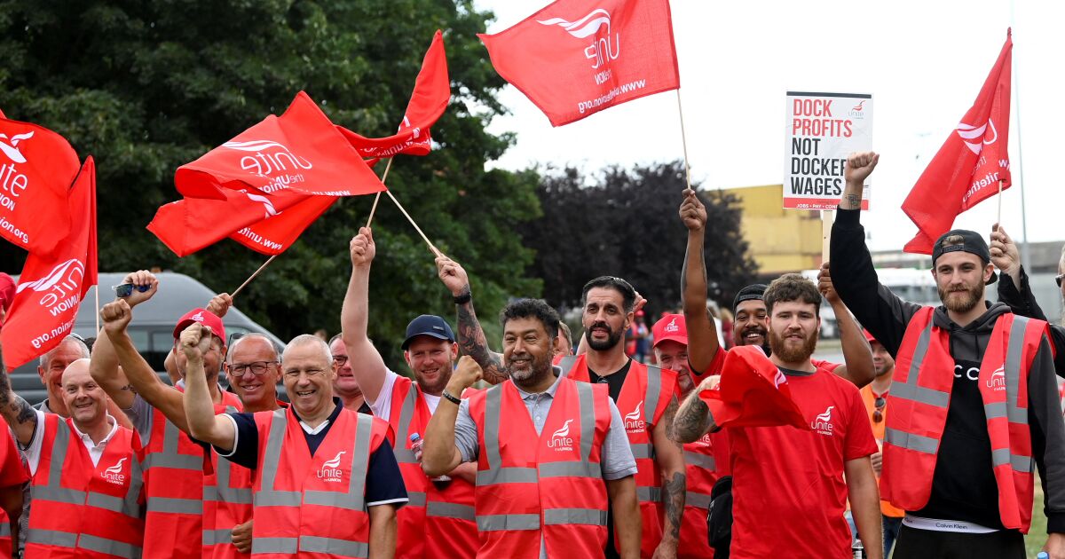 UK workers strike;  They ask for better salaries due to inflation