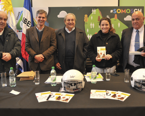 Unasev delivered certified helmets for motorcyclists and books on safe mobility