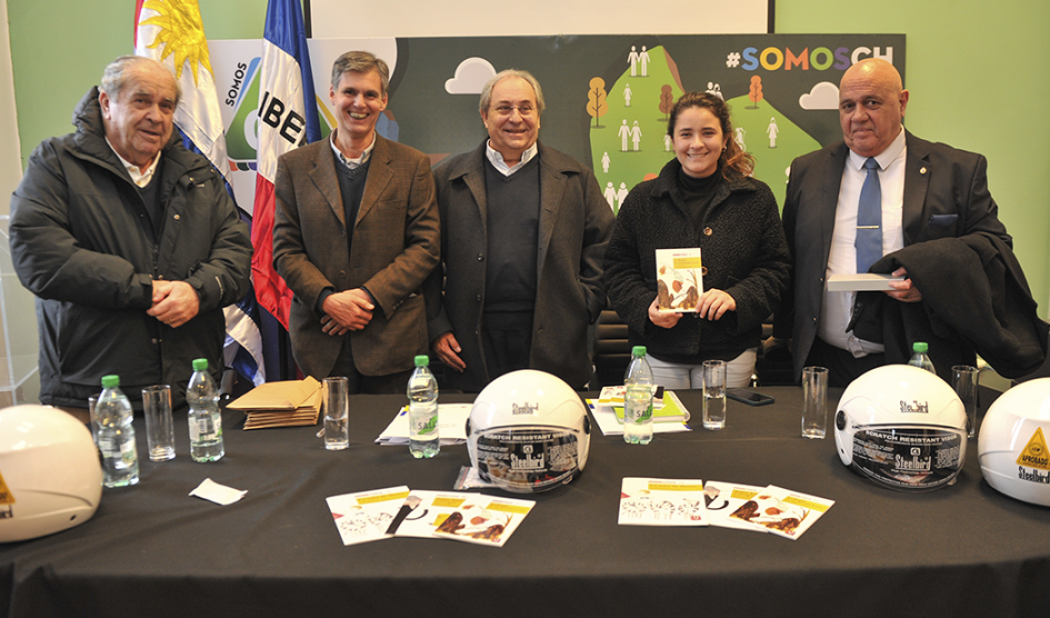 Unasev delivered certified helmets for motorcyclists and books on safe mobility