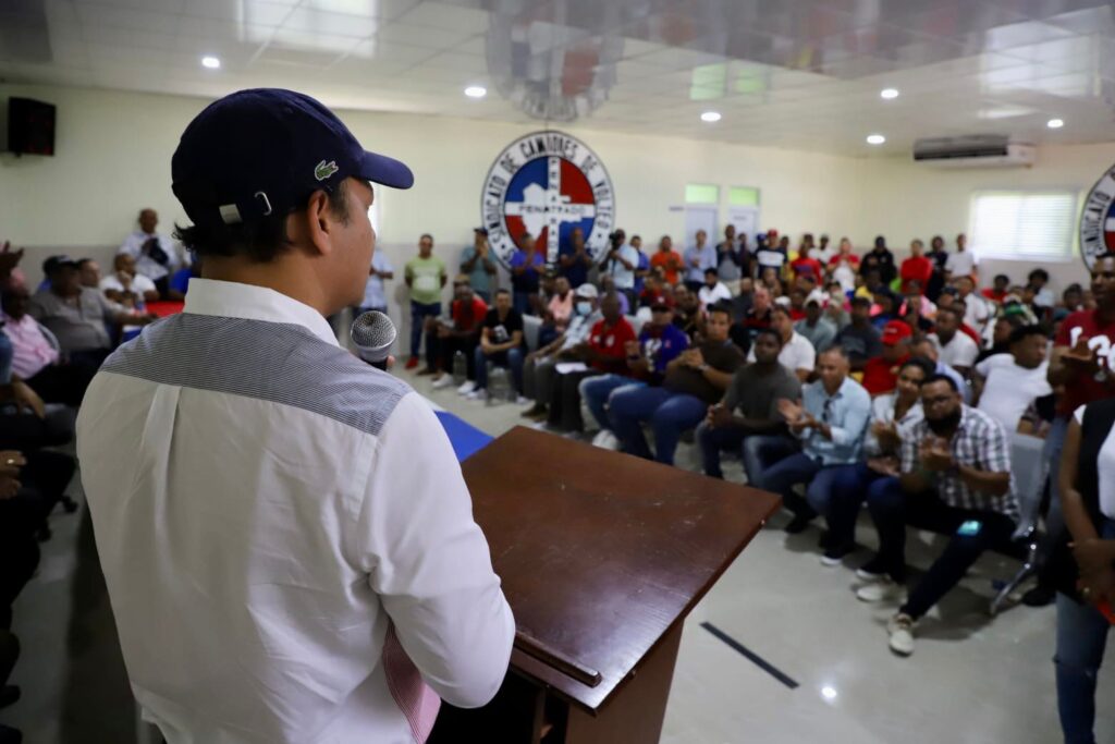 Union of Volteos de San Juan show support for Abel Martínez