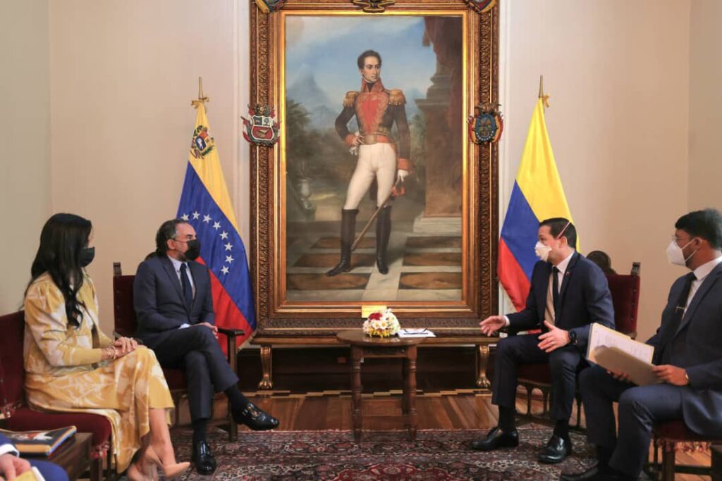 Venezuelan Foreign Minister Received Style Copies from the Colombian Ambassador