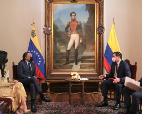 Venezuelan Foreign Minister Received Style Copies from the Colombian Ambassador