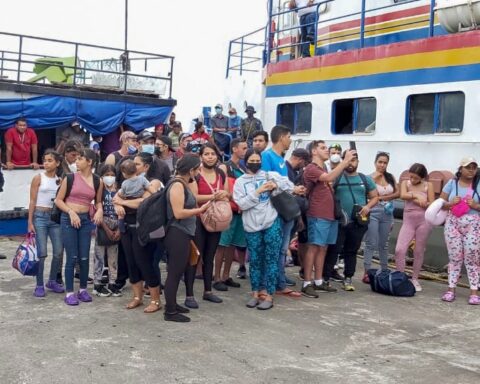 Venezuelans denounce Immigration “robbery”: They paid 150 dollars for false safe-conduct