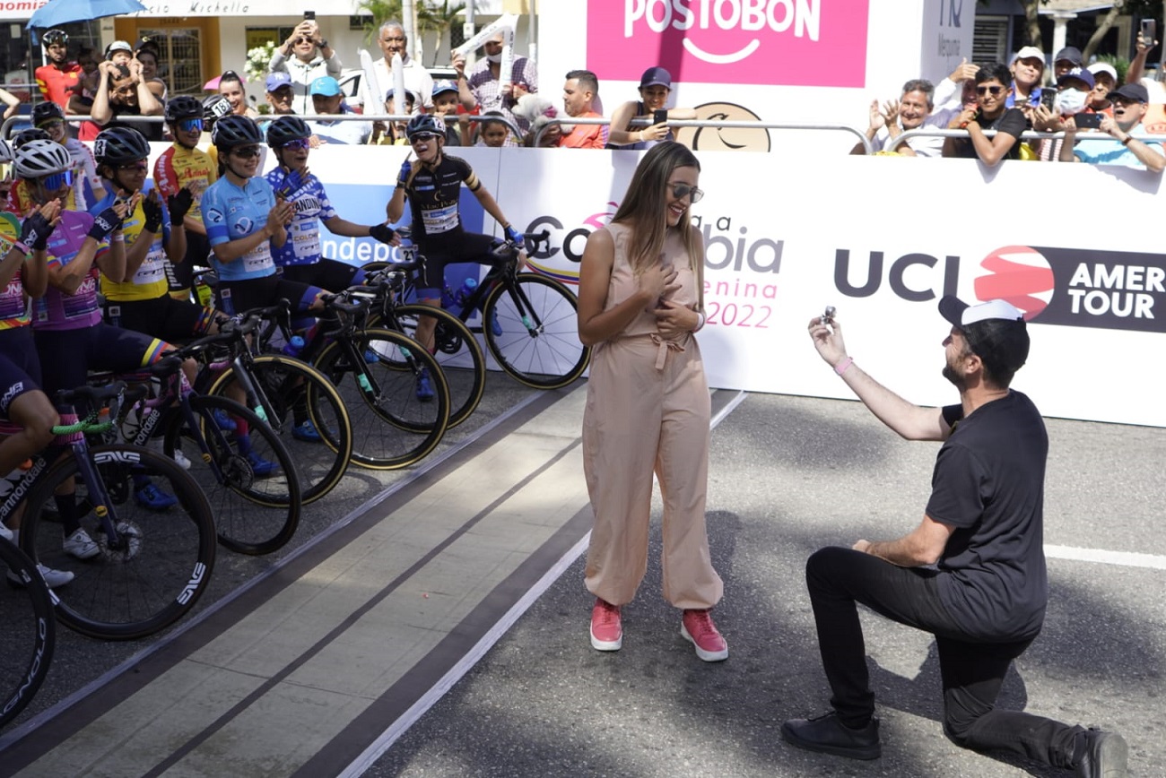 Video: He asked his girlfriend to marry him before starting the stage of the Vuelta a Colombia Femenina