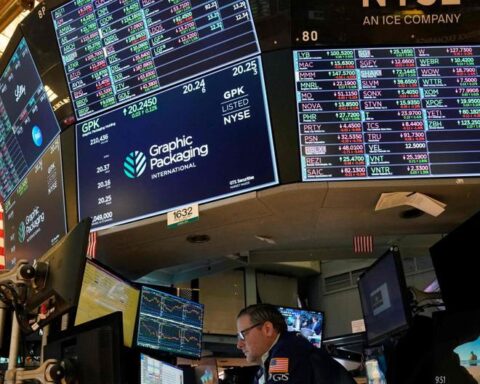 Wall Street opens in the red and the Dow Jones falls 0.45%