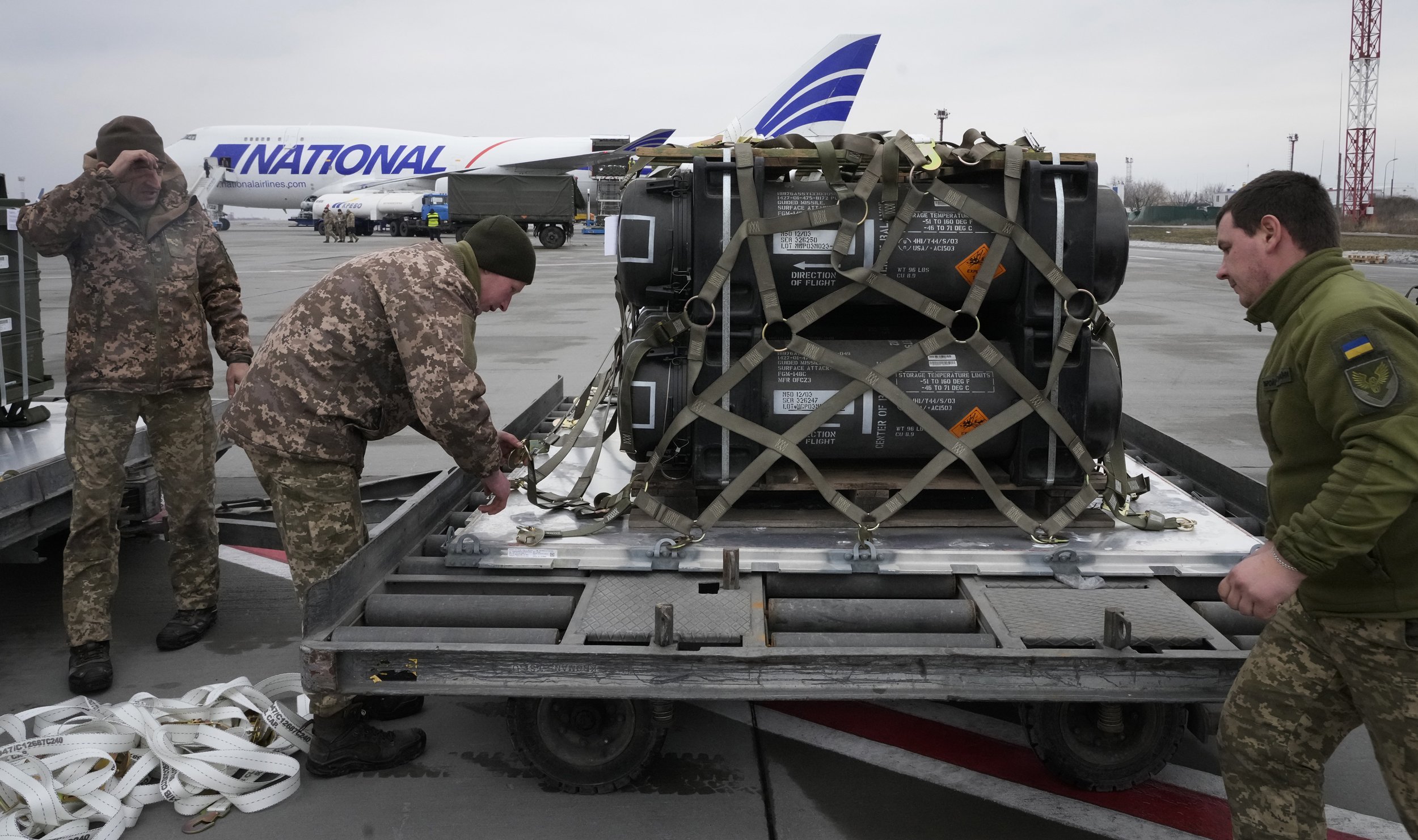 Militares ucranianos desempacan un envío de ayuda militar de Estados Unidos en el aeropuerto de Boryspil, en las afueras de Kiev. Foto: AP.