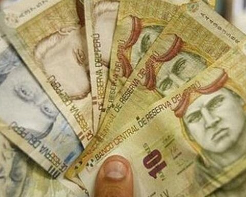 What things can I buy with a S/ 10 ticket in other countries in the region?