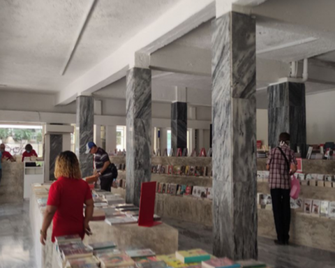 With few books and a blackout, this is how Mexico opens its bookstore in Havana