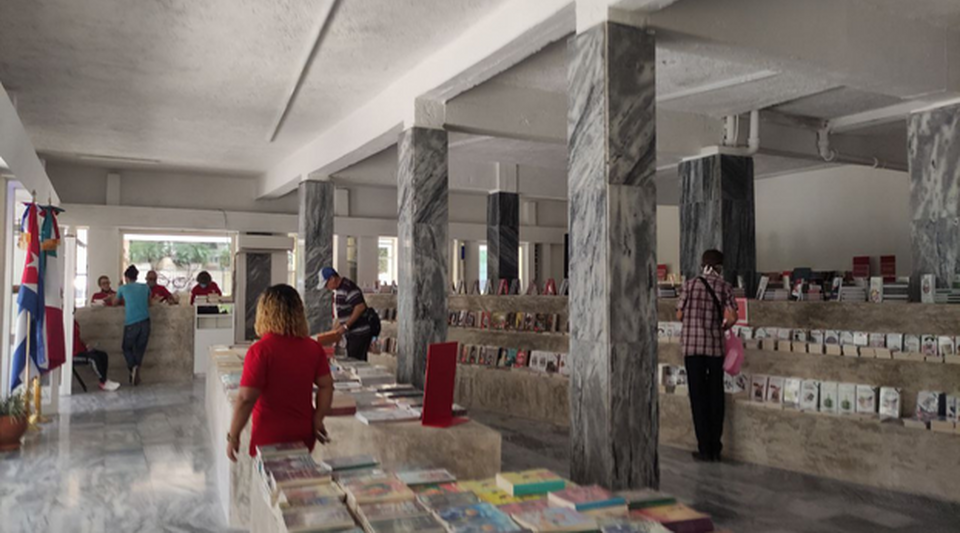 With few books and a blackout, this is how Mexico opens its bookstore in Havana