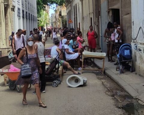 With their beds on the street, a family from Old Havana denounces the collapse of their house