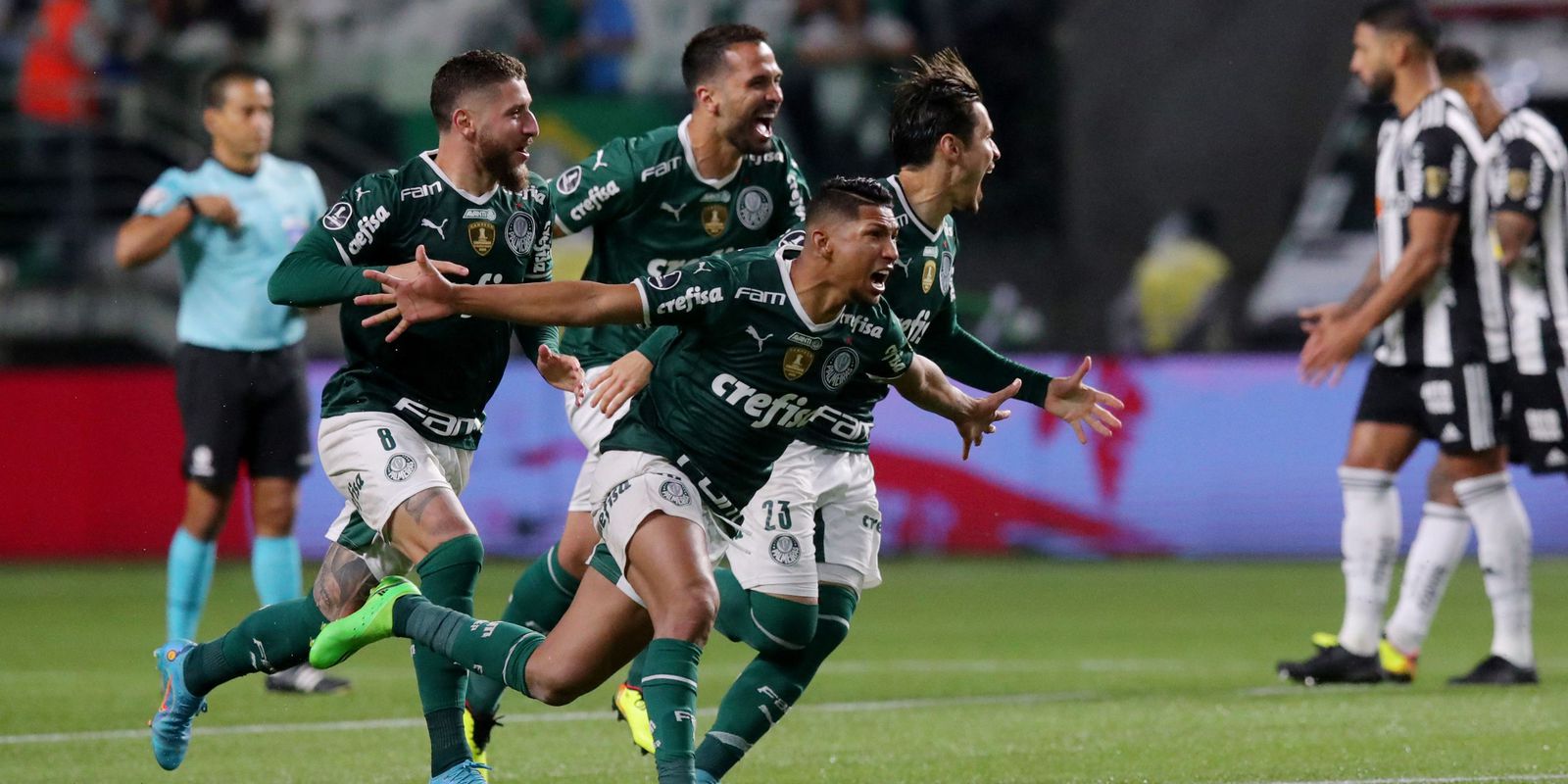 With two less, Palmeiras holds a tie and qualifies on penalties