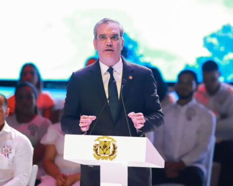 Mujer eludió la seguridad presidencial para entregar una carta a Abinader