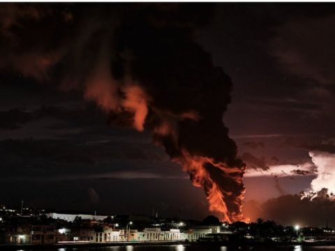 La columna de humo se eleva en la Base de Supertanqueros de Matanzas. Foto: BBC.