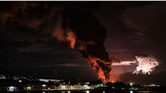 La columna de humo se eleva en la Base de Supertanqueros de Matanzas. Foto: BBC.