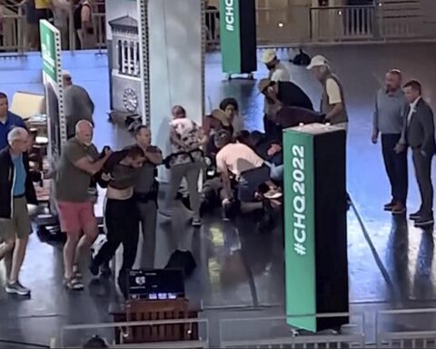 Hadi Matar, de 24 años es aprehendido mientras atienden a Salman Rushdie. Foto: AP.