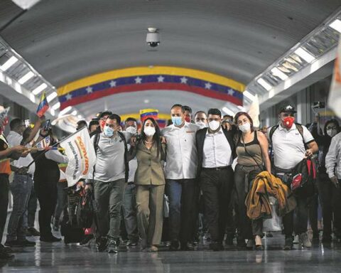 12 detained plane crew arrive in Caracas