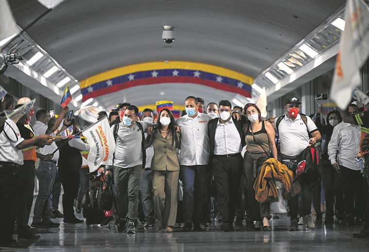 12 detained plane crew arrive in Caracas