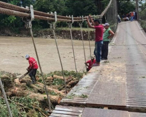140 families are left incommunicado by the collapse of a bridge in Barinas