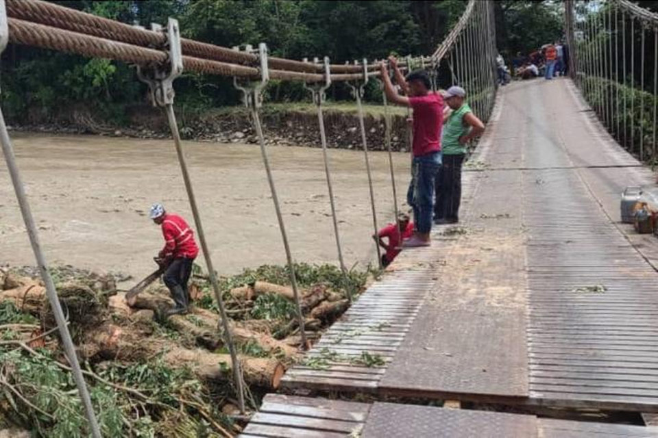 140 families are left incommunicado by the collapse of a bridge in Barinas