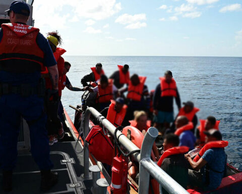 28 Cuban rafters rescued by the US Coast Guard are transferred to the Bahamas