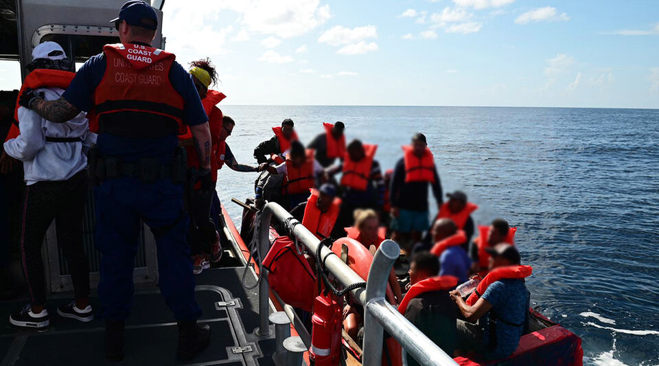 28 Cuban rafters rescued by the US Coast Guard are transferred to the Bahamas