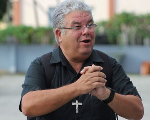 A Cuban priest will celebrate a mass in Miami for the victims of the fire in Matanzas