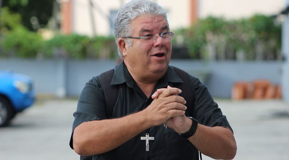 A Cuban priest will celebrate a mass in Miami for the victims of the fire in Matanzas