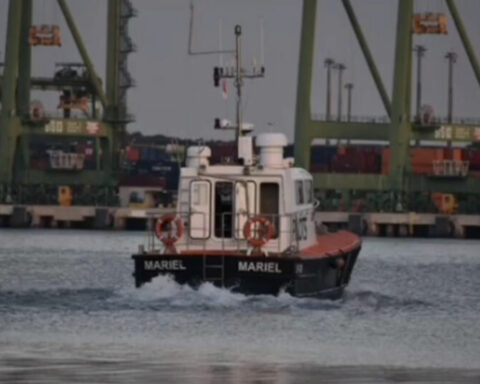 A family steals a boat from the port of Mariel to try to reach the US