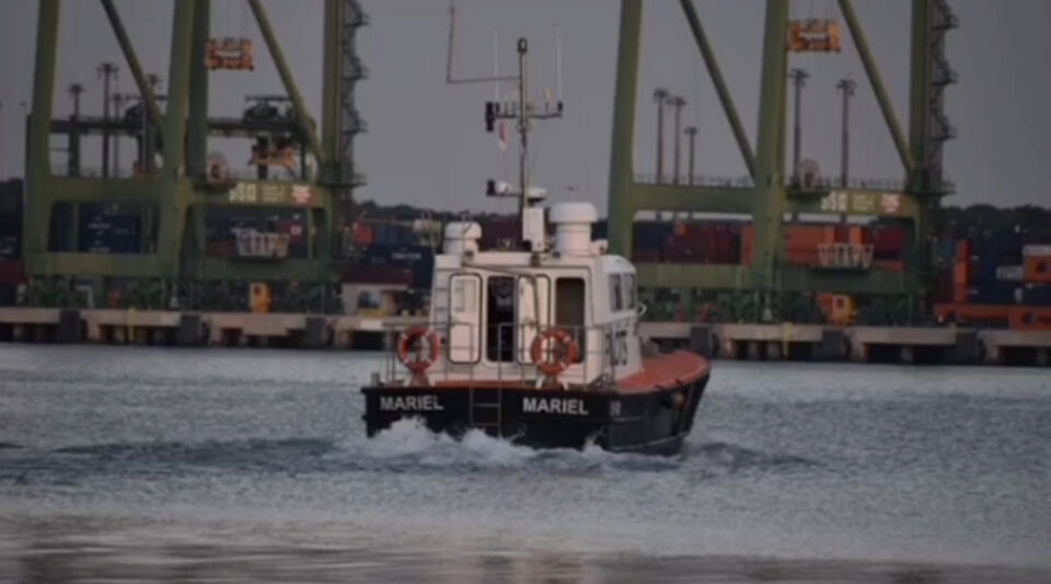 A family steals a boat from the port of Mariel to try to reach the US