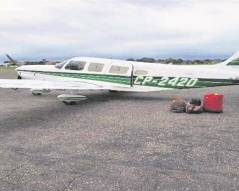 A plane disappears and rescue groups are looking for it