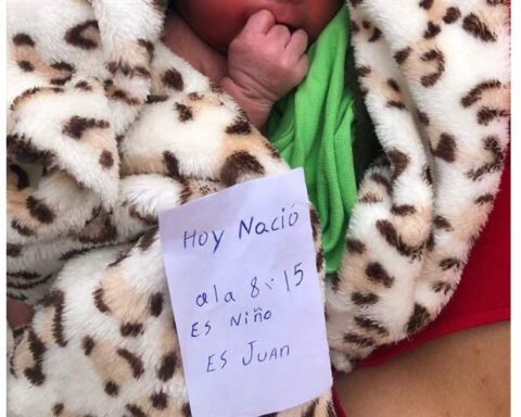 A woman carries her baby in a bag and leaves it in a garden