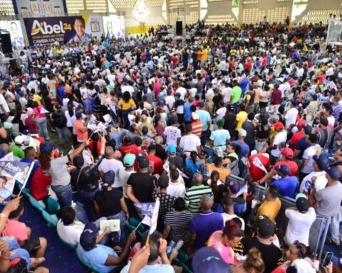 More than three thousand people shook the facilities of the Sameji Club, testifying to their support for the aspirations of Abel Martínez, who was received outside the facilities by thousands of supporters who were unable to enter the event venue