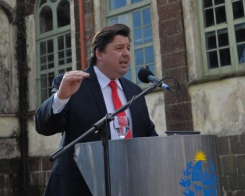 Adrián Peña's house was robbed while he was sleeping.  They took his laptop, flash drives and other valuables