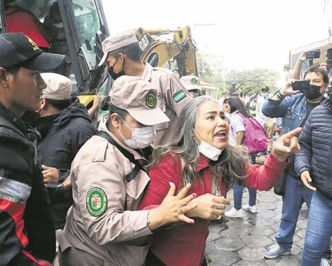 After clashes, the Mayor paralyzes the removal of tiles in the center