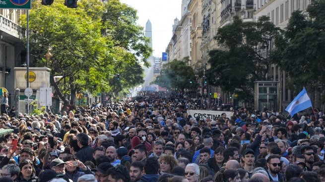 After the attack against Cristina, the people take to the streets in defense of democracy