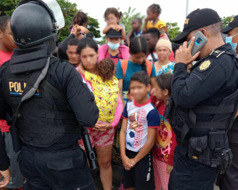 Almost 400 migrants seek to enter Guatemala from Honduras