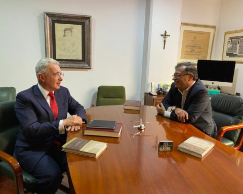 Álvaro Uribe defends Petro and asks that his government not be stigmatized as "neocommunism"
