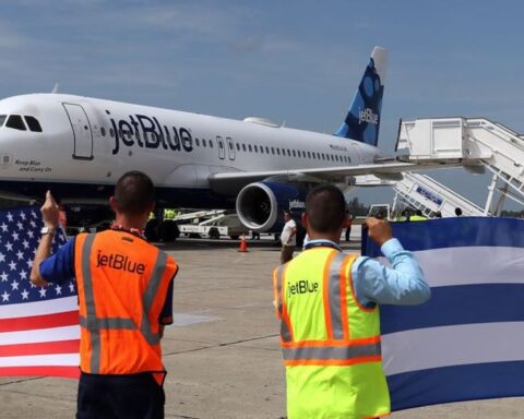 American Airlines and JetBlue clash over increasing their flights to Cuba