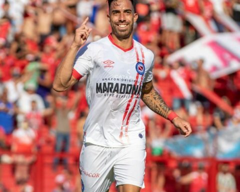 Argentinos Juniors thrash Colón and still dream of the title