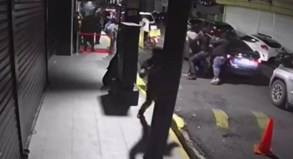 The image shows how the robbers struggle with a man in one of the streets of Villa Consuelo