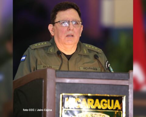 Arturo McFields: «General Avilés is alone.  Nobody came to the sad anniversary of the Army»