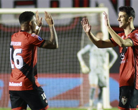 Atlético Goianiense wins 3-1 against Sao Paulo in the first leg of the South American semifinal