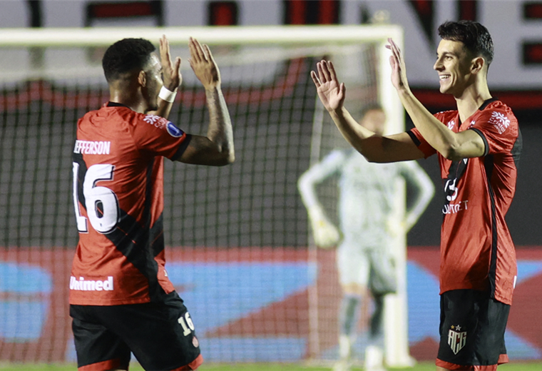 Atlético Goianiense wins 3-1 against Sao Paulo in the first leg of the South American semifinal