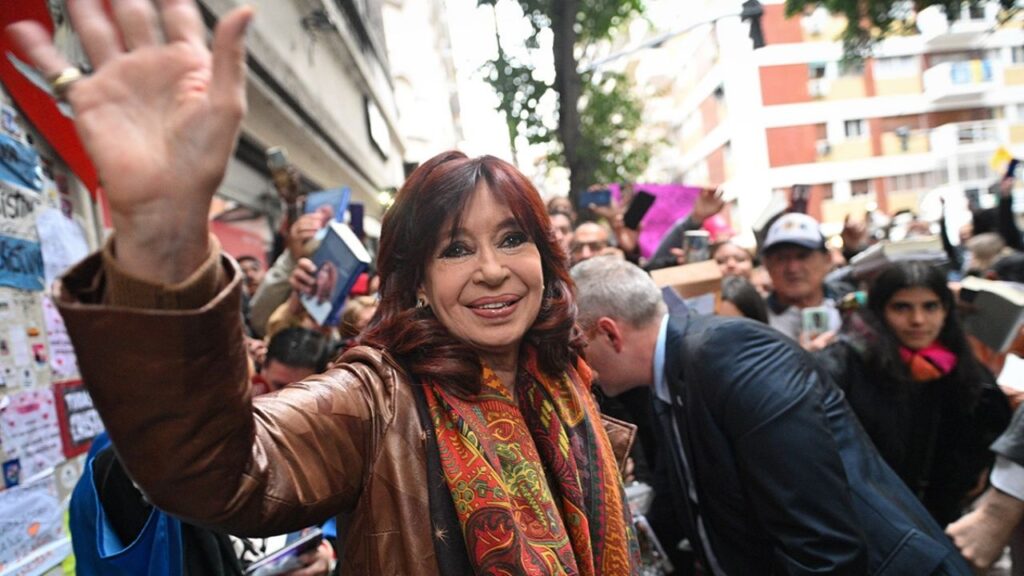 Attack on Cristina Fernández: armed man shot the vice president in front of her house